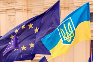 По словам Шмыгаля, украинские автомобильные перевозчики и дальше не будут нуждаться в специальных разрешениях