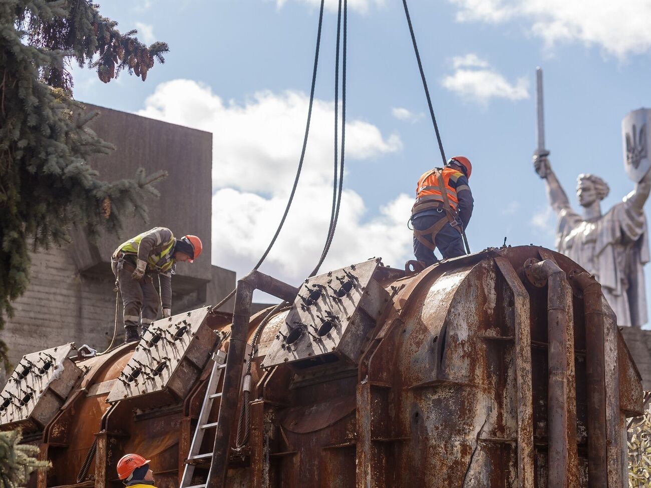Это история всей энергетики страны, которая держится на людях, сказал гендиректор "ДТЭК Энерго"