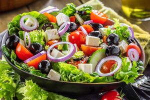 Греческий салат полезный и очень вкусный