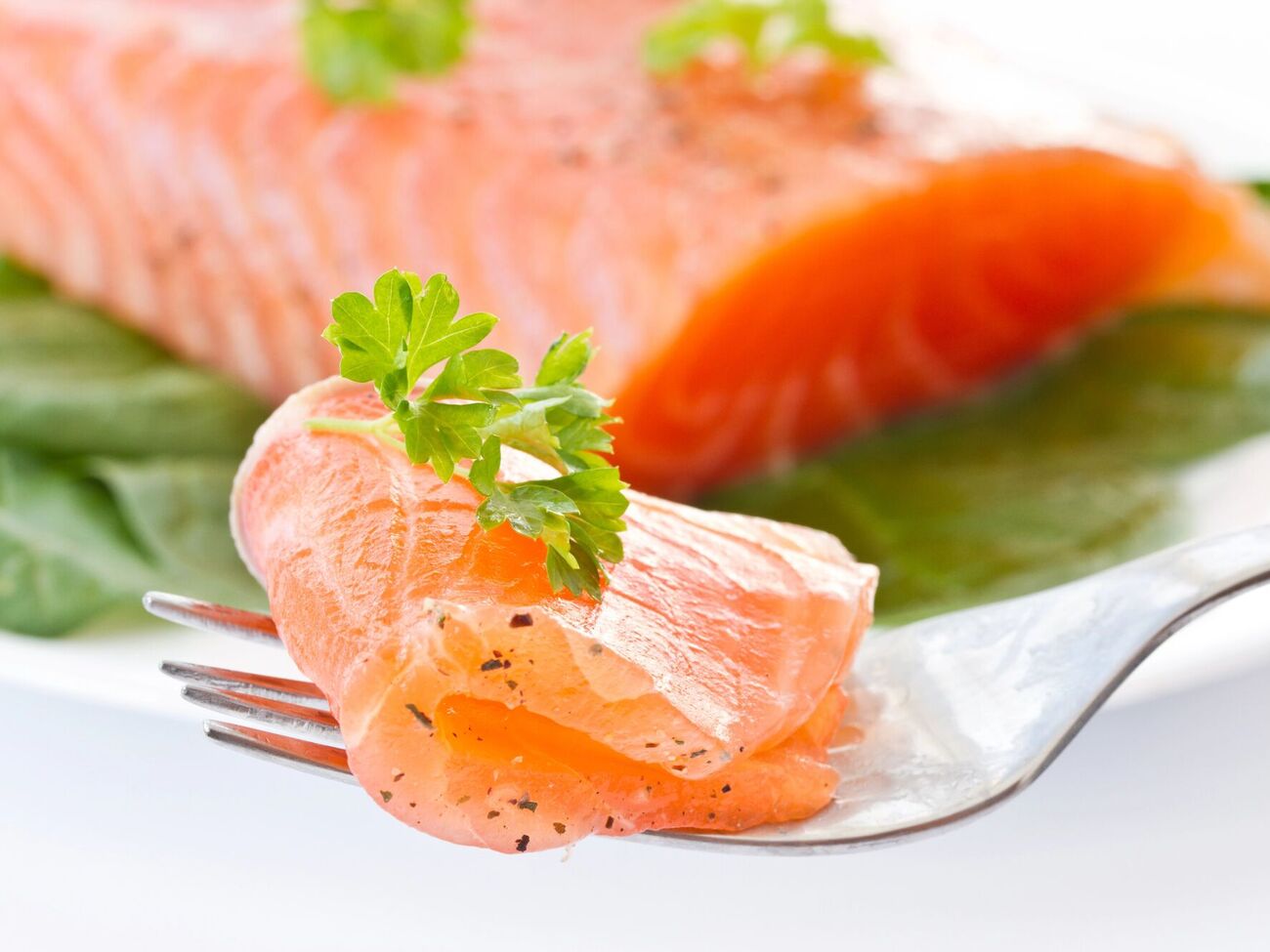 Чем дольше красная рыба находится в маринаде, тем более соленой она получится