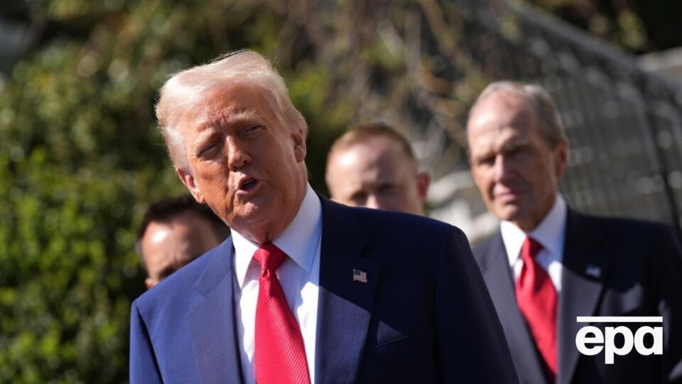 Трамп обругал своего бывшего советника, которого набрали по ошибке, сообщил телеканал