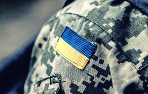 Агентство сравнило видео, снятое украинским дроном, и то, которое распространяют пропагандисты. Российское видео заканчивается, когда пленные еще живы