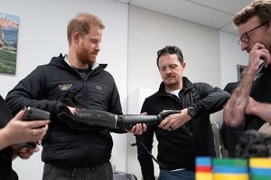 Принц Гарри во Львове пообщался с украинскими ветеранами