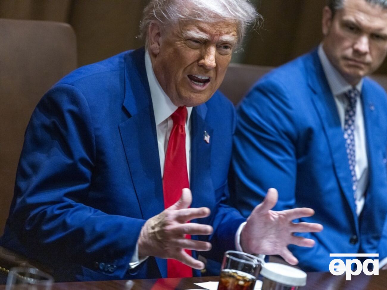 По словам одного из чиновников, хотя Трамп не отвергал силовой сценарий, военные варианты серьезно не рассматривали