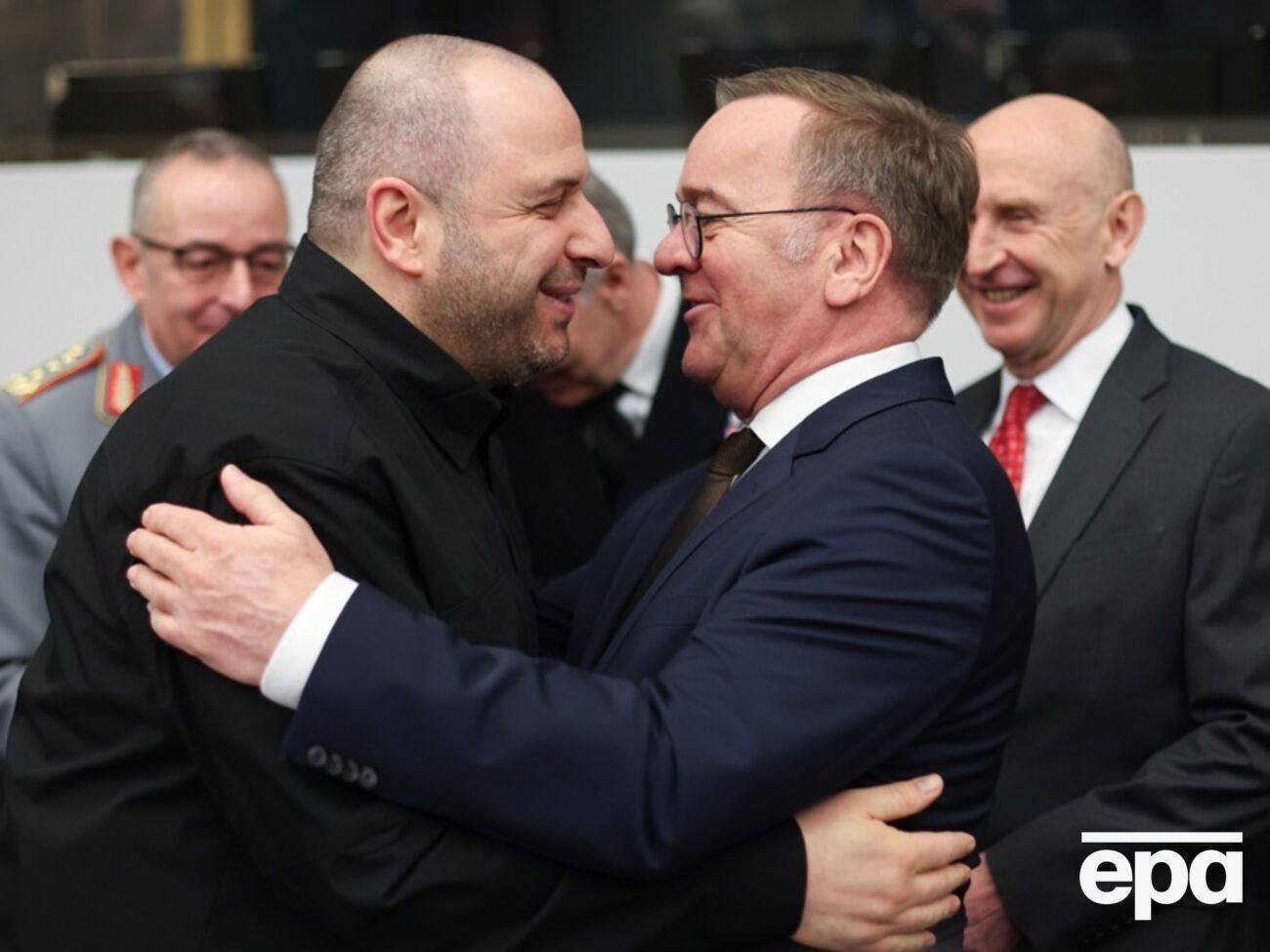 Писториус (справа) объявил об очередном пакете военной помощи для Украины