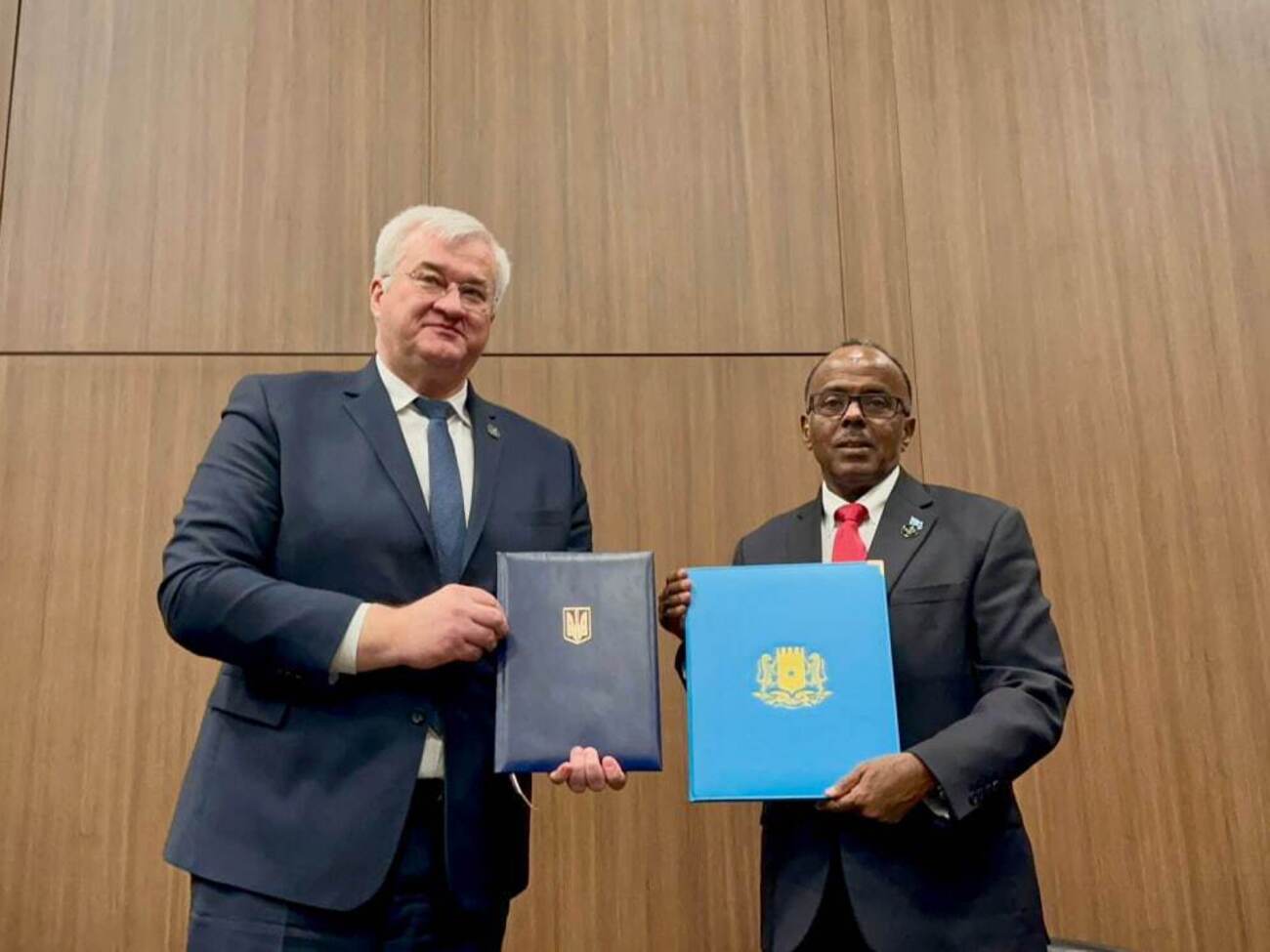 Сибига (на фото слева): Мы ценим поддержку Сомали суверенитета и территориальной целостности Украины