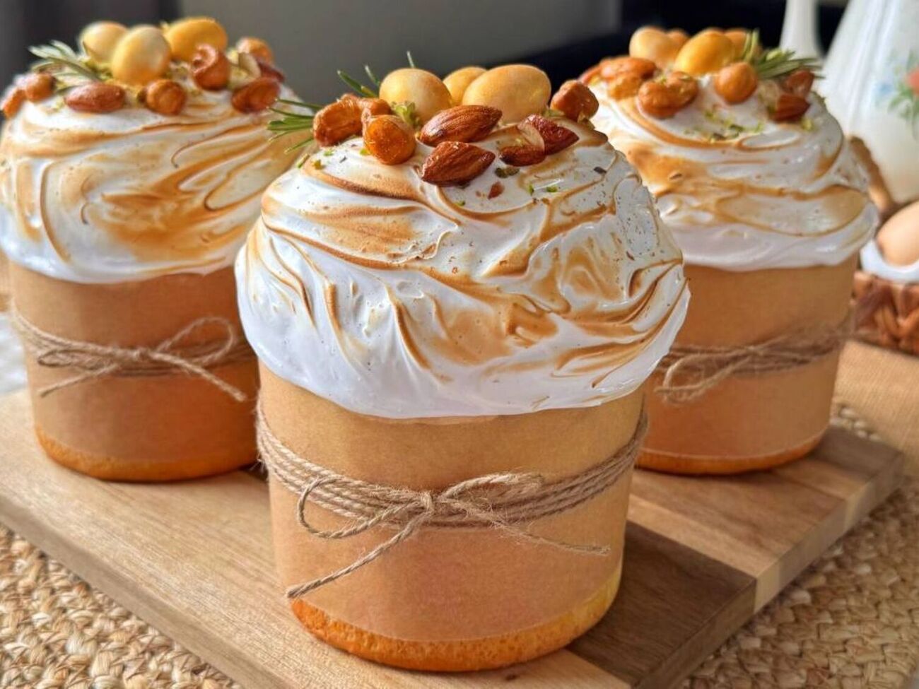 Выложите меренгу на паски и карамелизуйте с помощью газовой горелки