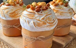 Выложите меренгу на паски и карамелизуйте с помощью газовой горелки