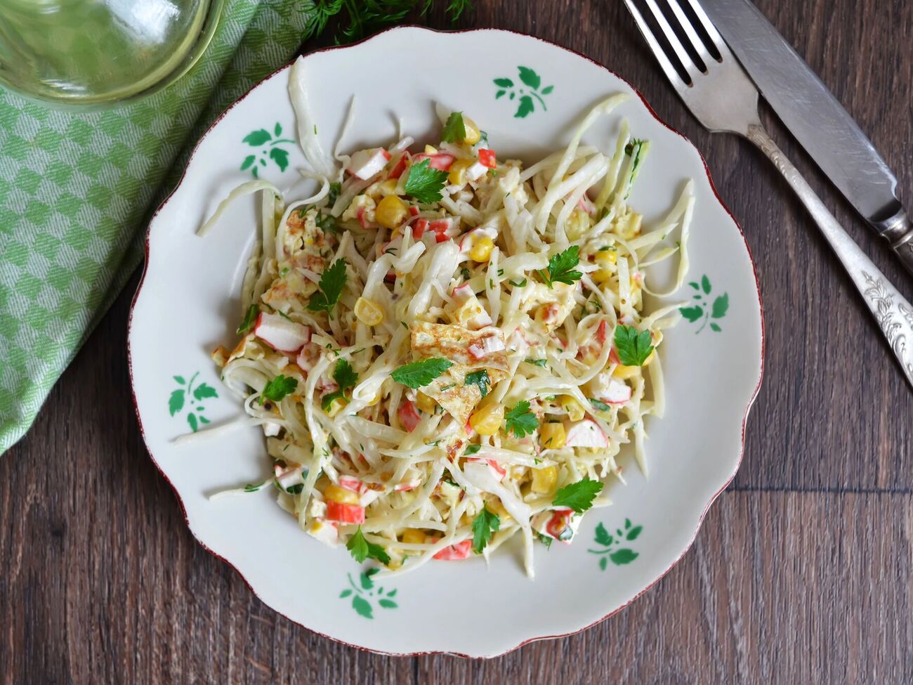 Салат заправляют майонезом