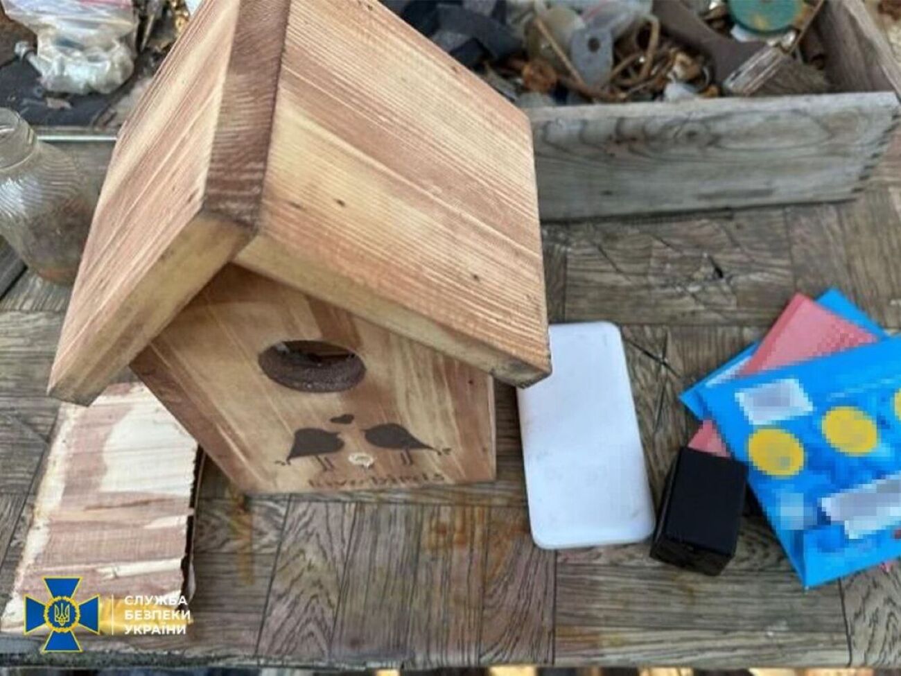 Українські правоохоронці також підозрюють фігурантку у стеженні за місцевими МВГ