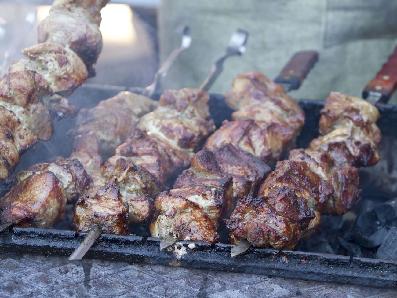 Во время приготовления алкоголь из пива улетучится, а насыщенный вкус солода и ржаного хлеба останется.