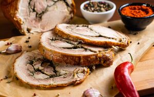 Мясной рулет готовят для пасхальной корзины