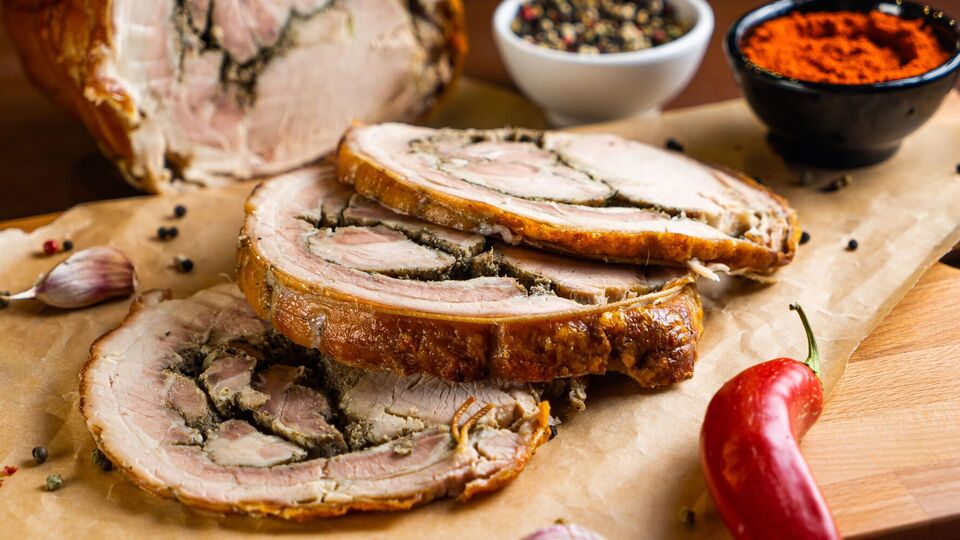 Мясной рулет готовят для пасхальной корзины