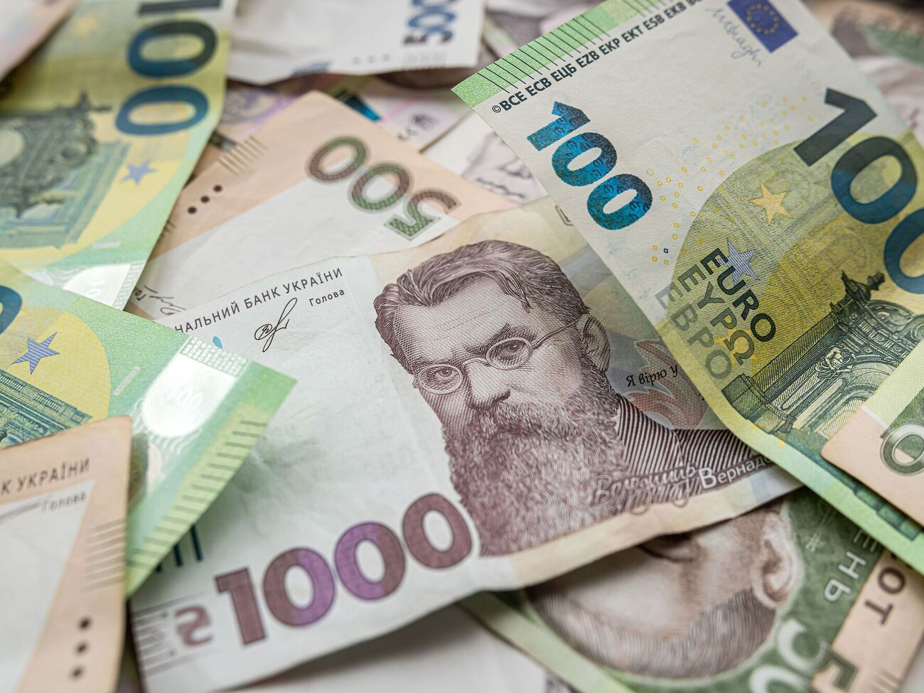 НБУ установил рекордный курс евро по отношению к гривне