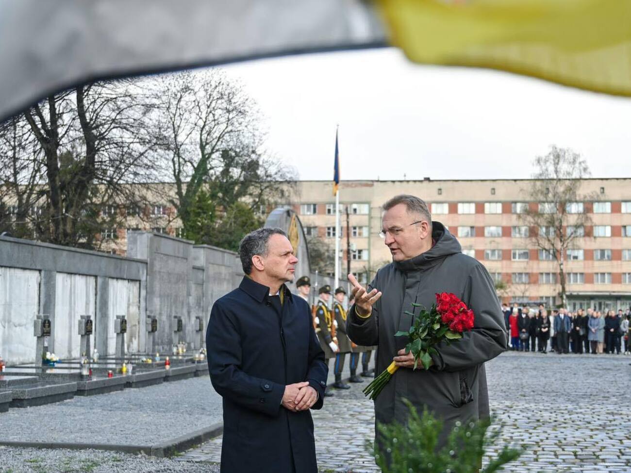 Вельдкамп (слева) 12 апреля 2025 года во Львове