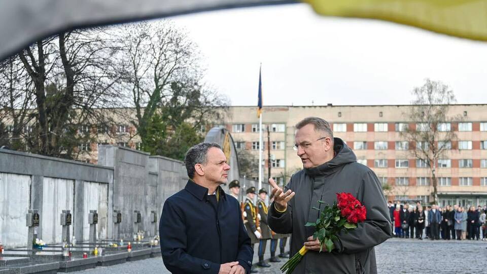 Вельдкамп (ліворуч) 11 квітня 2025 року у Львові