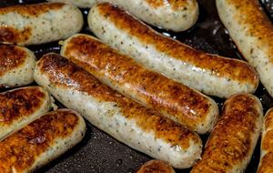 Для колбасок вам понадобятся говядина и свинина