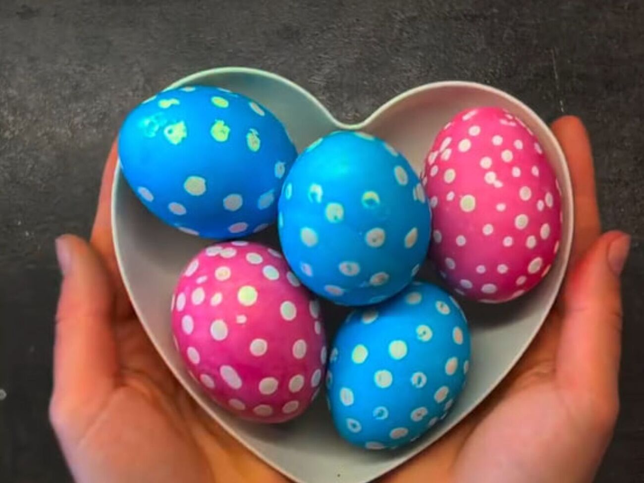 Для нанесення крапок на яйця знадобляться ватяні палички і віск