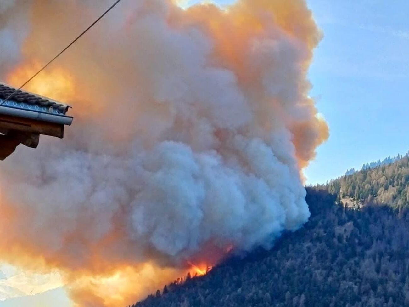 Для тушения пожара спасатели использовали пять вертолетов