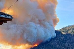 Для гасіння пожежі рятувальники залучили п'ять вертольотів
