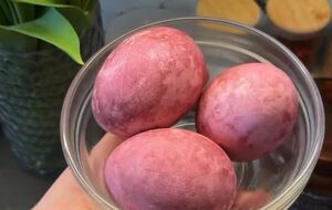 Для фарбування яєць знадобиться сирий буряк