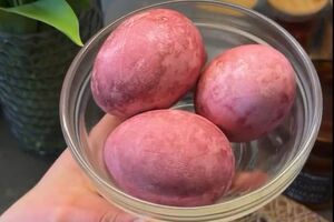 Для окрашивания яиц понадобится сырая свекла