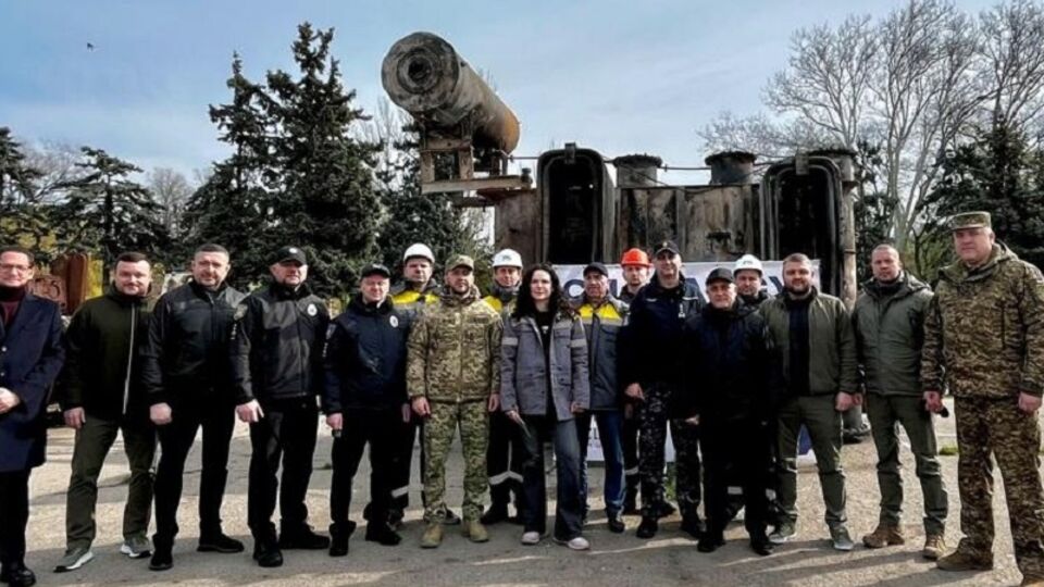 Пошкоджений трансформатор працював 30 років і забезпечував електрикою 10 тис. споживачів, повідомила компанія ДТЕК