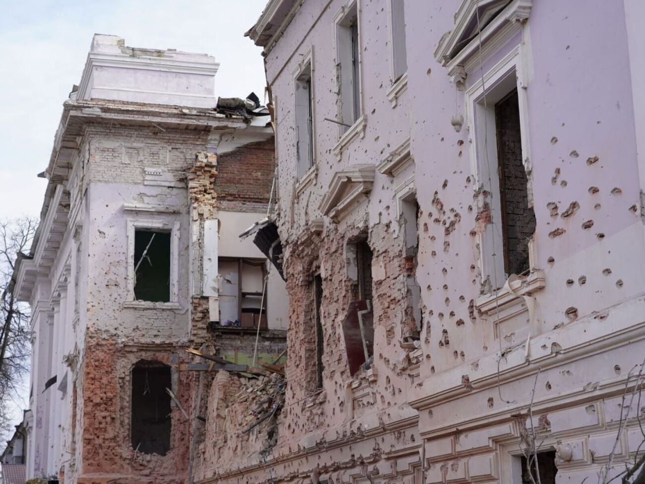 По словам начальника МВА, взрыв произошел примерно в 200 метрах от места первого попадания