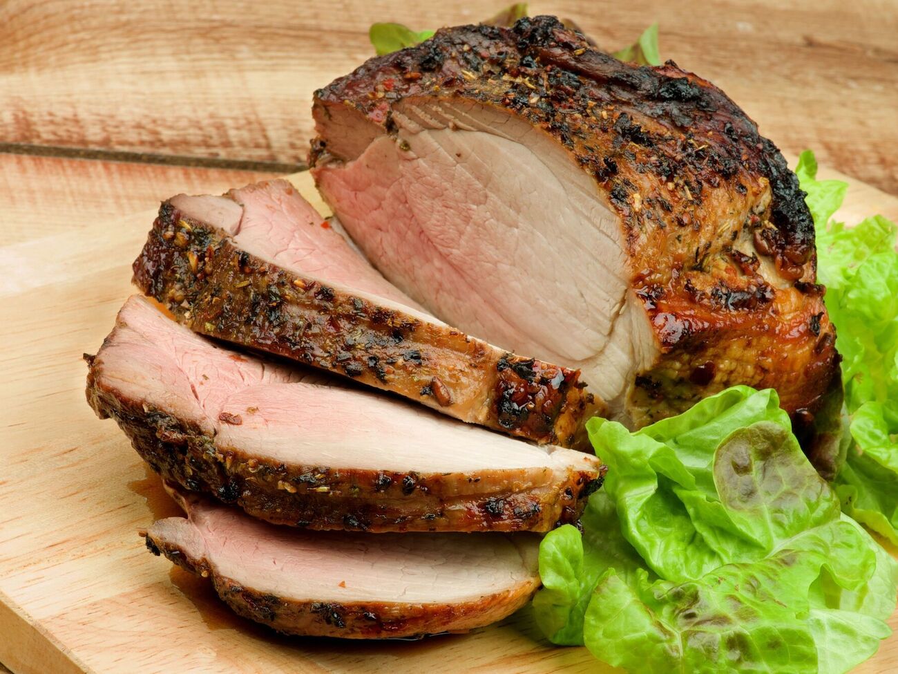 Буженину потрібно нашпигувати часником