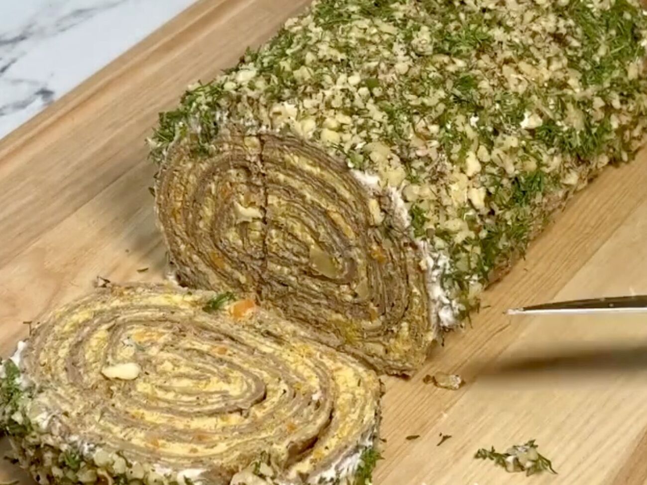 Печінковий рулет можна за бажанням прикрасити зеленню й горіхами