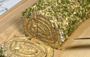 Печеночный рулет можно по желанию украсить зеленью и орехами