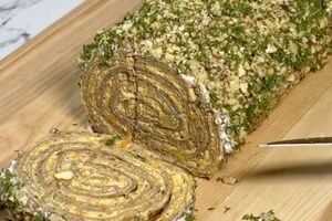 Печінковий рулет можна за бажанням прикрасити зеленню й горіхами