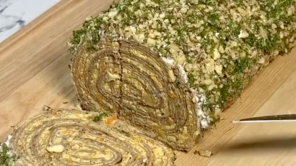 Печеночный рулет можно по желанию украсить зеленью и орехами