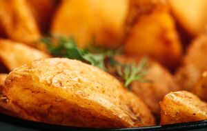 Картопля добре смакує з йогуртовим соусом