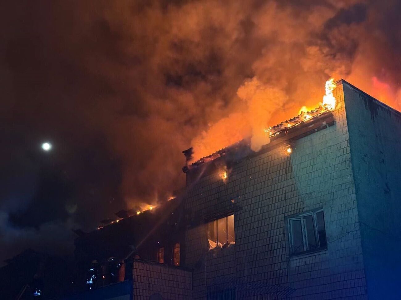 Унаслідок російської атаки в місті пошкоджено цивільну інфраструктуру, палають автомобілі