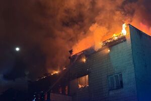 Унаслідок російської атаки в місті пошкоджено цивільну інфраструктуру, палають автомобілі