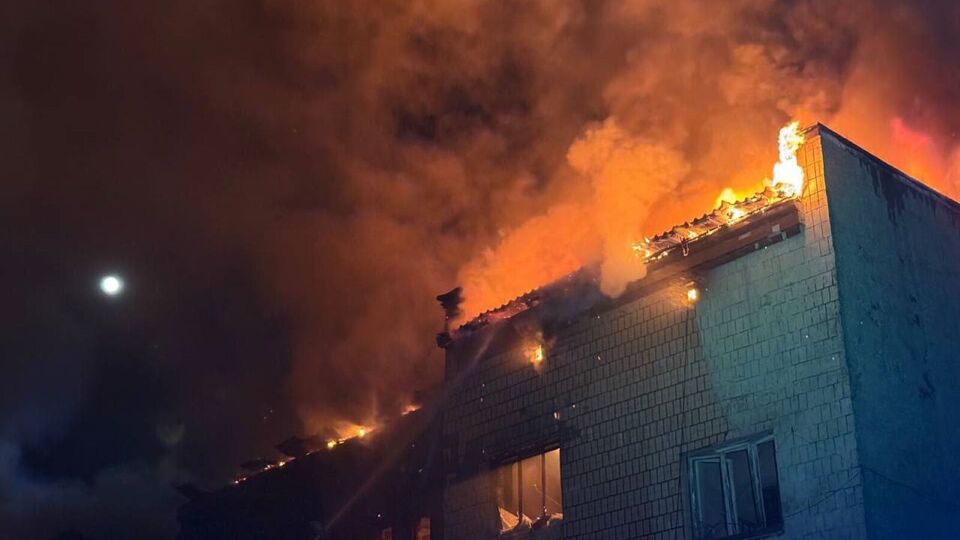 В результате российской атаки в городе повреждена гражданская инфраструктура, горят автомобили