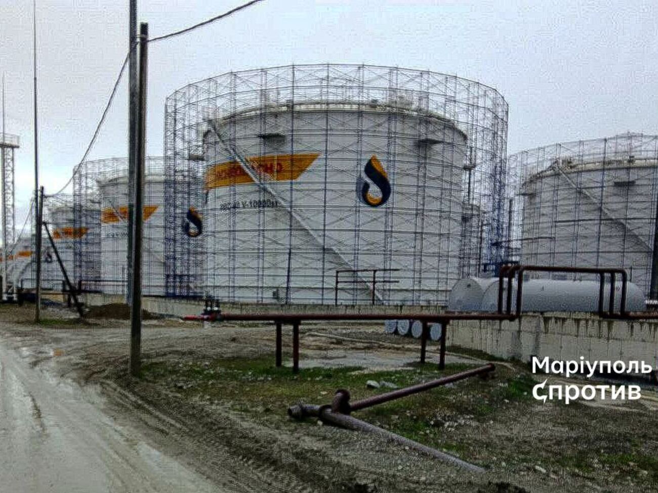 Ранее в украинских пабликах показывали антидроновую защиту, в частности, Славянского НПЗ в Краснодарском крае РФ