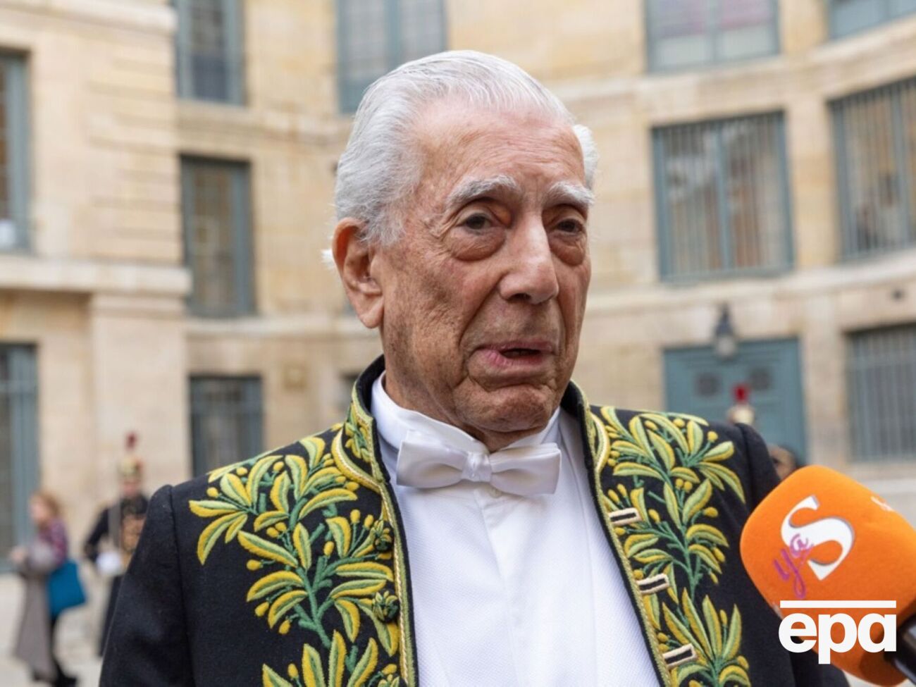 В ноябре 2014 года Льоса посещал Украину