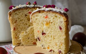 У тісто додають цукати або курагу й родзинки