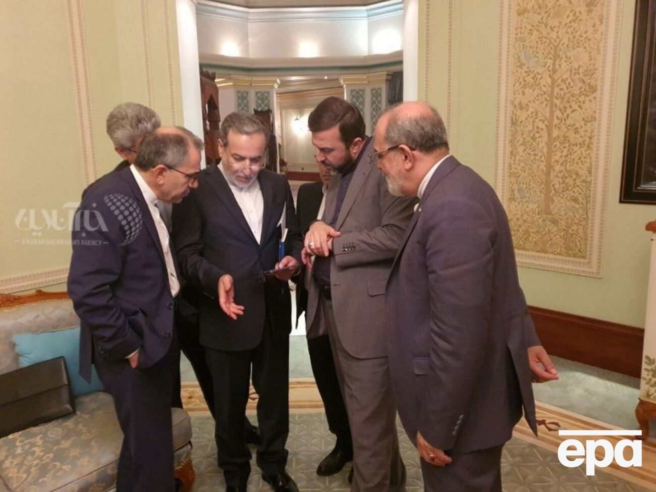 Во время первого раунда делегацию Ирана представлял глава МИД страны Аббас Аракчи, стороны сидели в отдельных комнатах