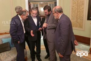 Під час першого раунду делегацію Ірану представляв глава МЗС країни Аббас Аракчі, сторони сиділи в окремих кімнатах