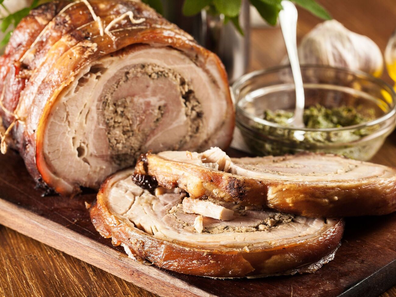 Пасхальную рульку готовят без духовки