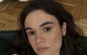 Кацурина воспитывает дочь и сына от предыдущих отношений