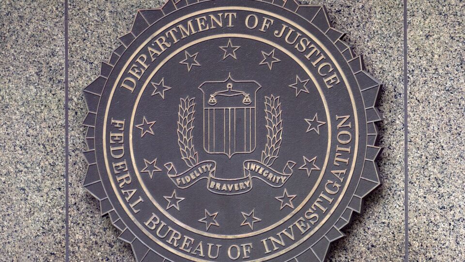 Подросток мог общаться с кем-то в России по поводу плана убийства родителей, говорится в материалах суда