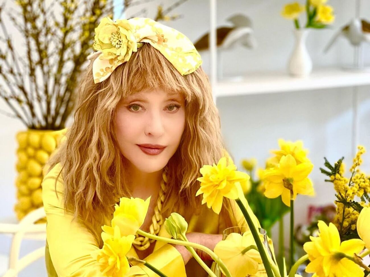 На фото пара позирует на палубе яхты