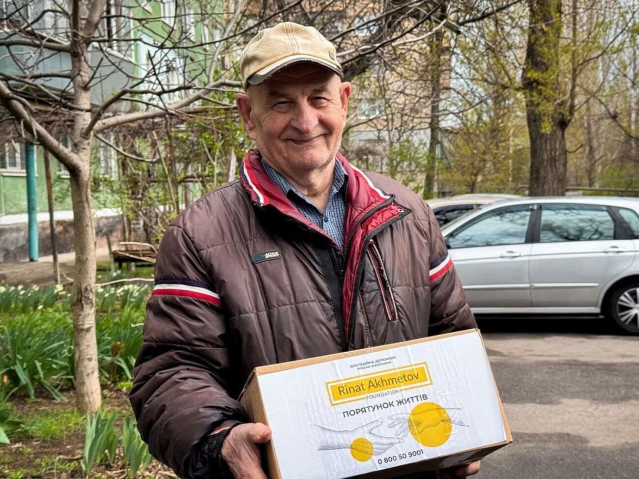 Фонд Рината Ахметова передал помощь людям в Никополе