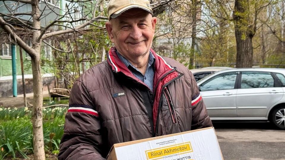 Фонд Ріната Ахметова передав допомогу людям у Нікополі