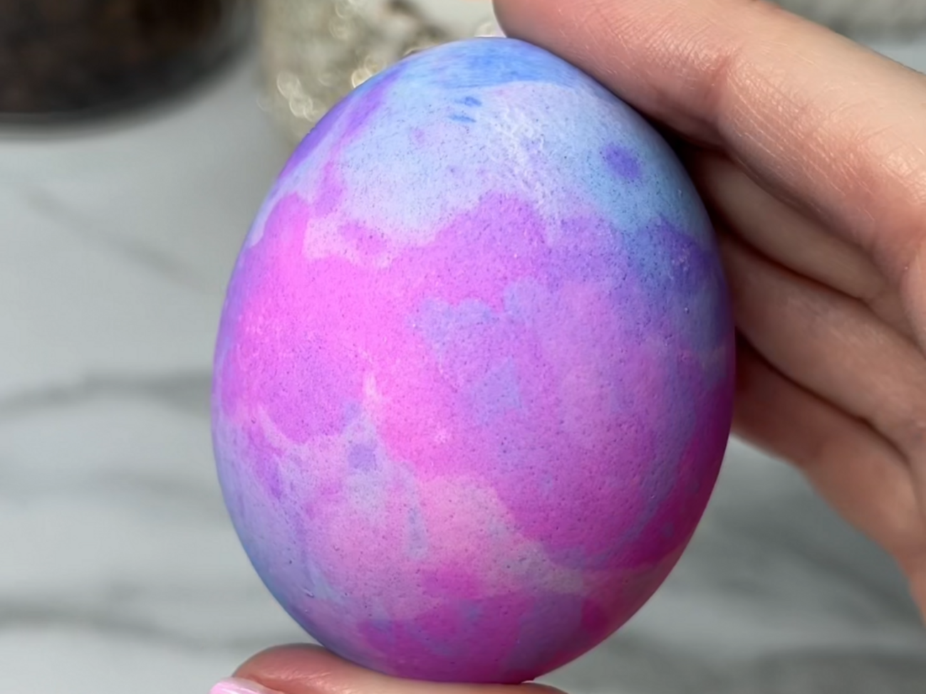 Яйця можна пофарбувати за допомогою креп-паперу