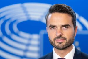 Запад постоянно запаздывает с передачей вооружения Украине, заявил Тонин